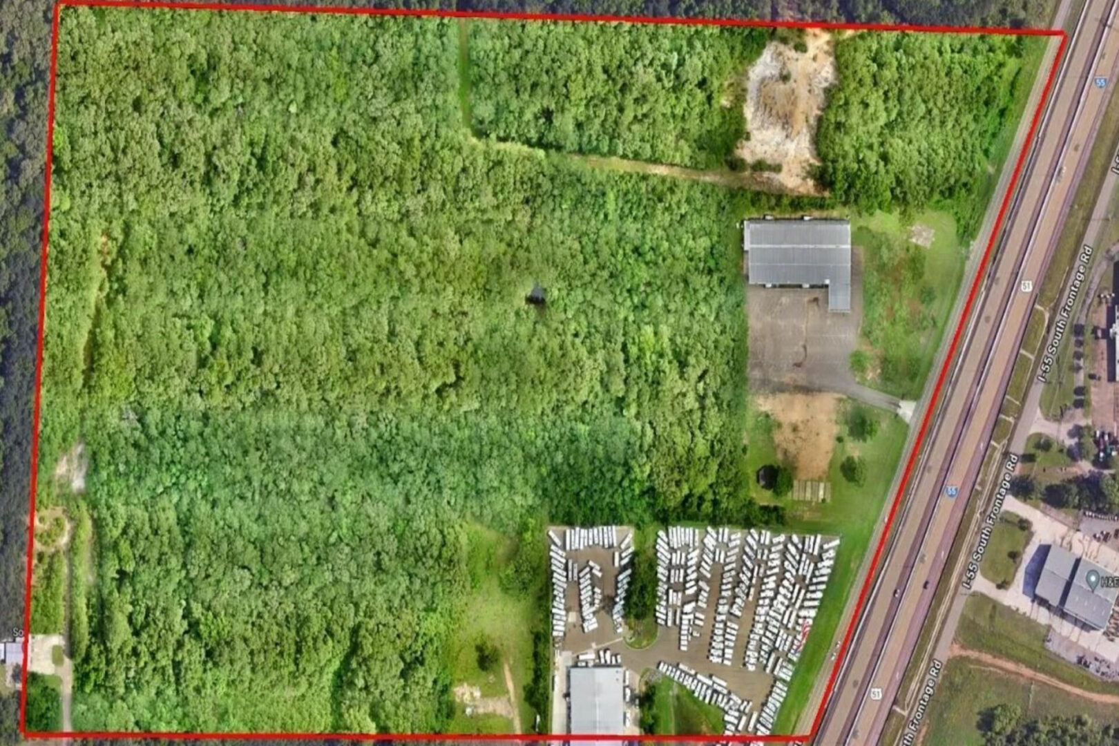 A bird 's eye view of an area with lots of trees.